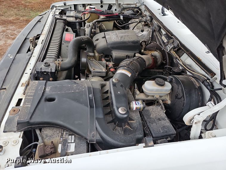 image for item IO9760 1995 Ford F350 XL flatbed pickup truck