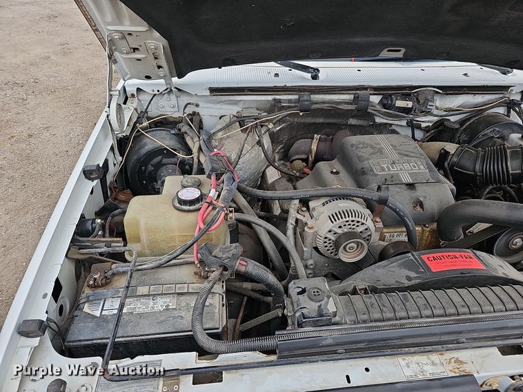 image for item IO9760 1995 Ford F350 XL flatbed pickup truck