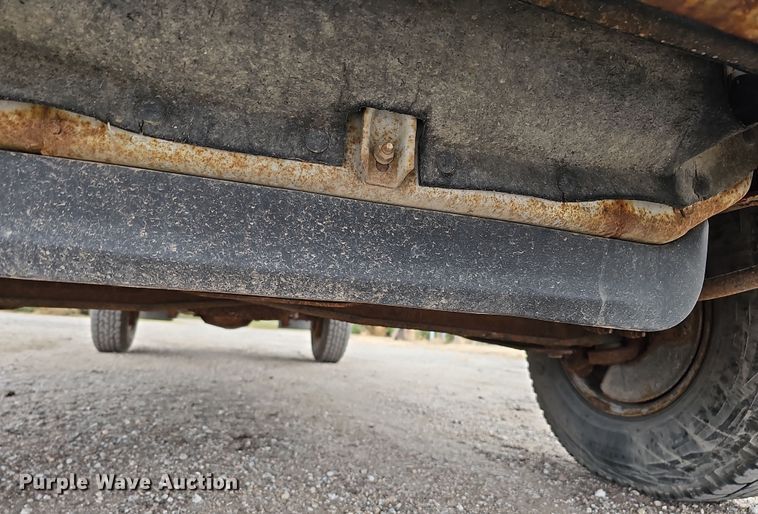 image for item IO9760 1995 Ford F350 XL flatbed pickup truck