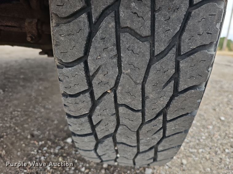 image for item IO9760 1995 Ford F350 XL flatbed pickup truck