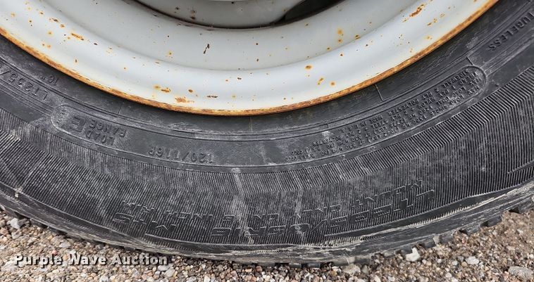 image for item IO9760 1995 Ford F350 XL flatbed pickup truck