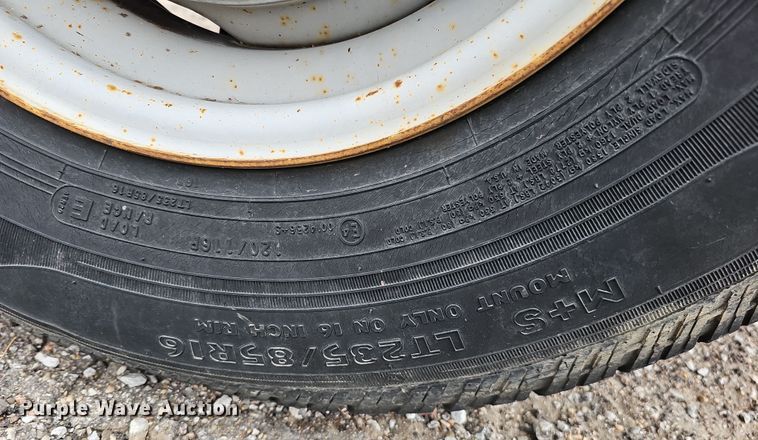 image for item IO9760 1995 Ford F350 XL flatbed pickup truck