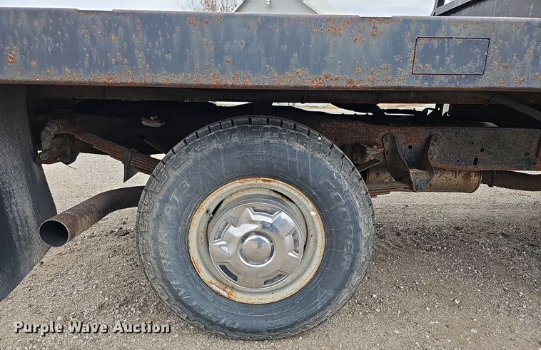 image for item IO9760 1995 Ford F350 XL flatbed pickup truck