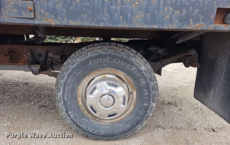 image for item IO9760 1995 Ford F350 XL flatbed pickup truck