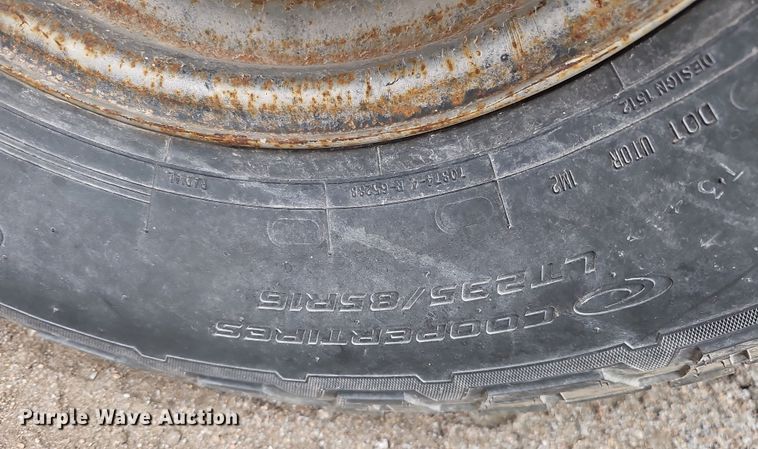 image for item IO9760 1995 Ford F350 XL flatbed pickup truck