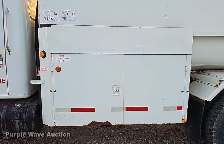 image for item IO9762 1996 International 4700 fuel truck
