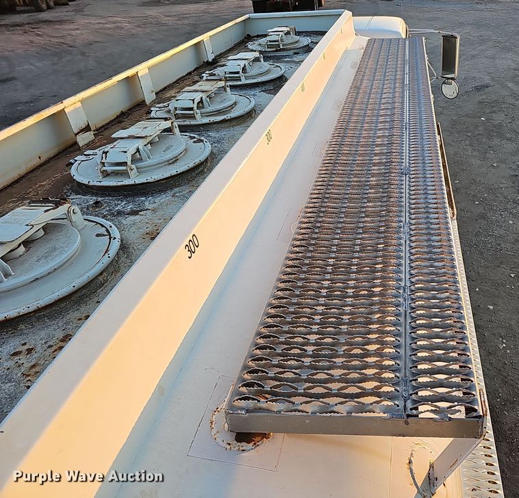 image for item IO9762 1996 International 4700 fuel truck