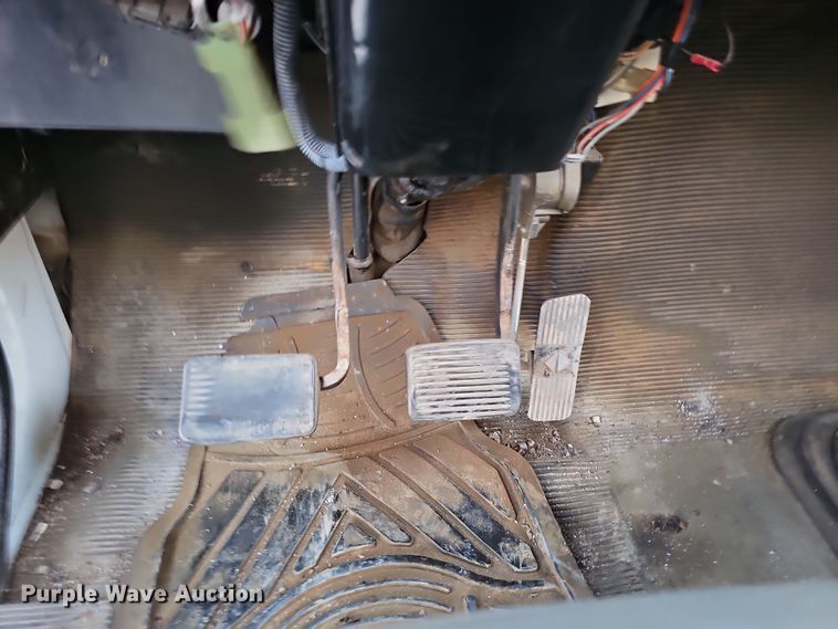 image for item IO9762 1996 International 4700 fuel truck