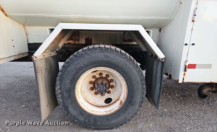 image for item IO9762 1996 International 4700 fuel truck