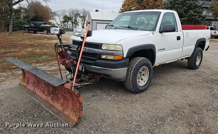 image for item IO9763 2001 Chevrolet Silverado 2500HD pickup truck
