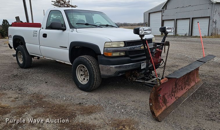 image for item IO9763 2001 Chevrolet Silverado 2500HD pickup truck