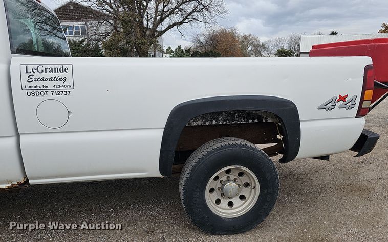 image for item IO9763 2001 Chevrolet Silverado 2500HD pickup truck