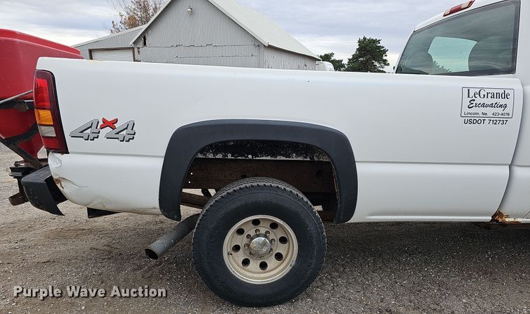 image for item IO9763 2001 Chevrolet Silverado 2500HD pickup truck