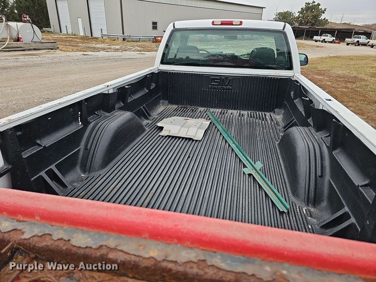 image for item IO9763 2001 Chevrolet Silverado 2500HD pickup truck