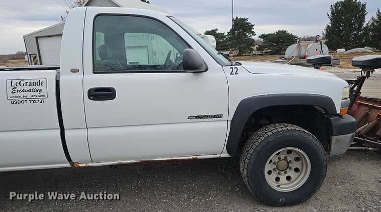 image for item IO9763 2001 Chevrolet Silverado 2500HD pickup truck