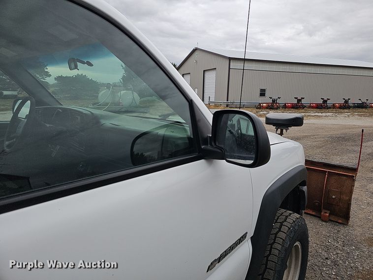 image for item IO9763 2001 Chevrolet Silverado 2500HD pickup truck