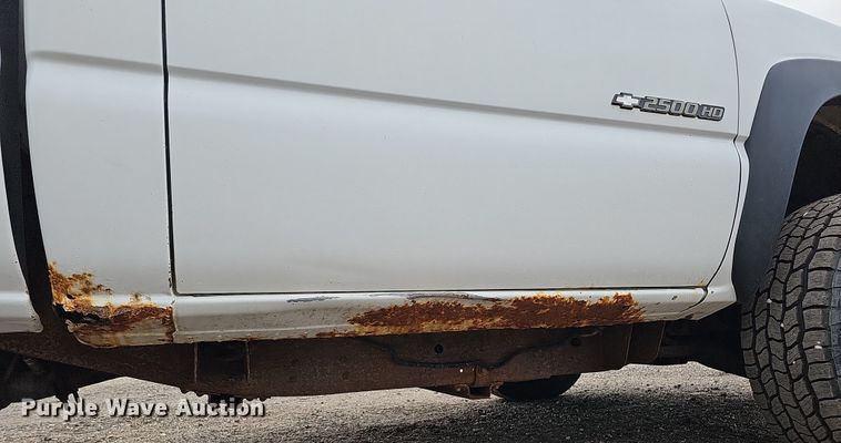 image for item IO9763 2001 Chevrolet Silverado 2500HD pickup truck