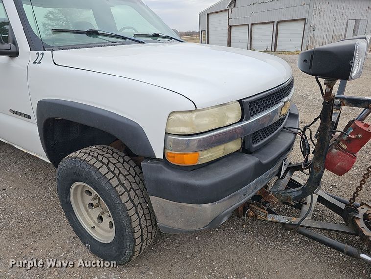 image for item IO9763 2001 Chevrolet Silverado 2500HD pickup truck