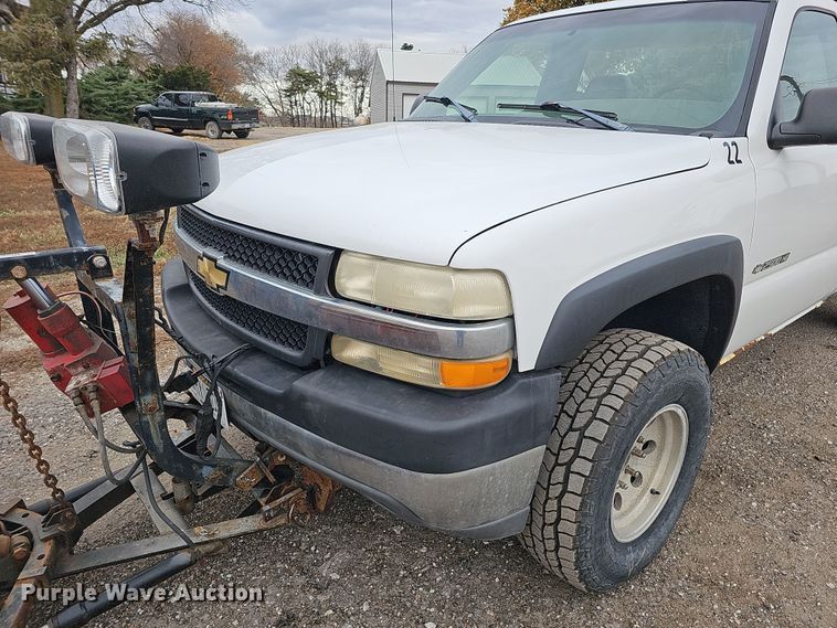 image for item IO9763 2001 Chevrolet Silverado 2500HD pickup truck