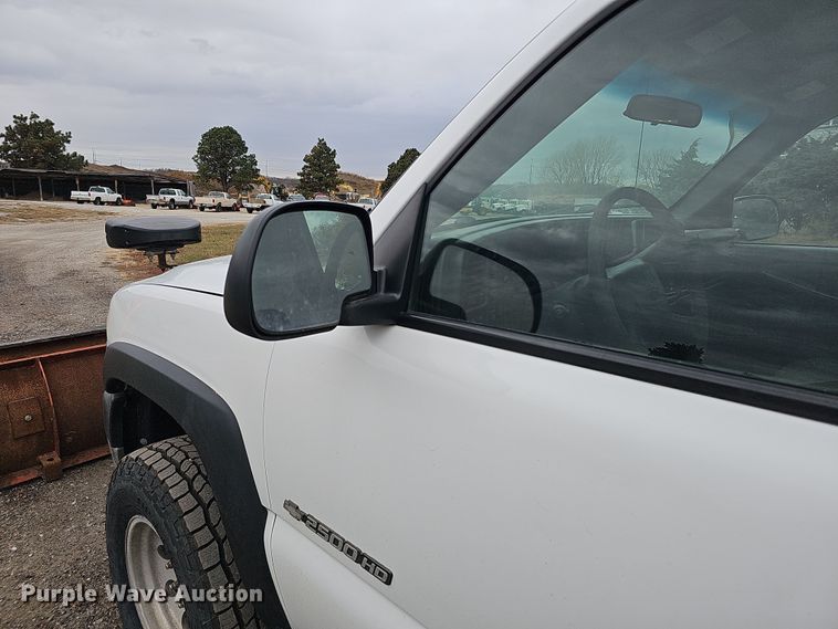 image for item IO9763 2001 Chevrolet Silverado 2500HD pickup truck