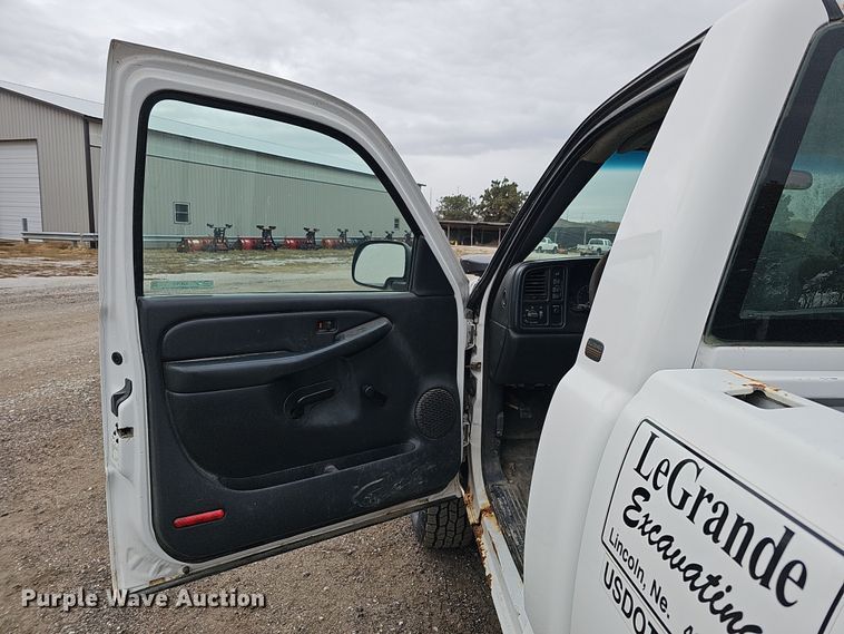 image for item IO9763 2001 Chevrolet Silverado 2500HD pickup truck