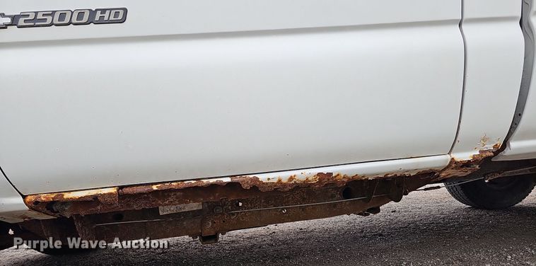 image for item IO9763 2001 Chevrolet Silverado 2500HD pickup truck