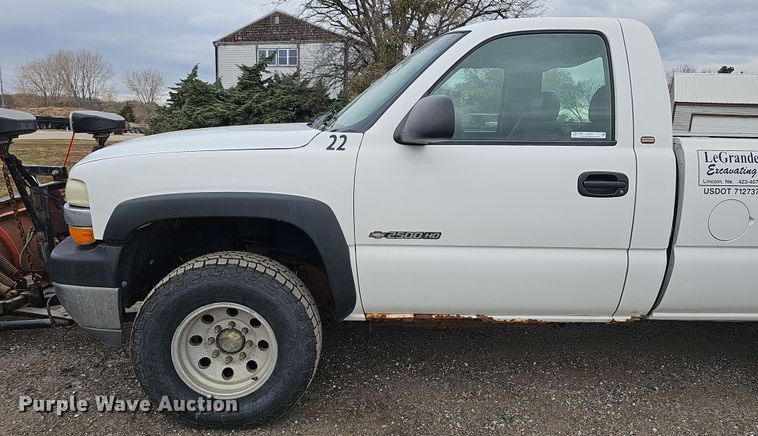 image for item IO9763 2001 Chevrolet Silverado 2500HD pickup truck