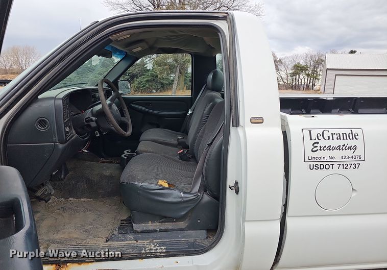 image for item IO9763 2001 Chevrolet Silverado 2500HD pickup truck