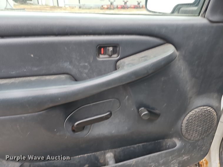 image for item IO9763 2001 Chevrolet Silverado 2500HD pickup truck