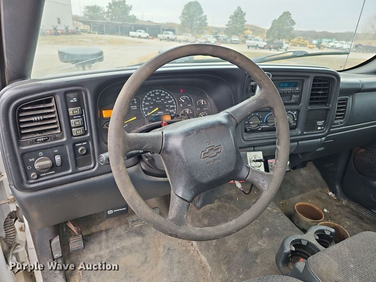 image for item IO9763 2001 Chevrolet Silverado 2500HD pickup truck