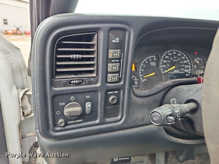 image for item IO9763 2001 Chevrolet Silverado 2500HD pickup truck