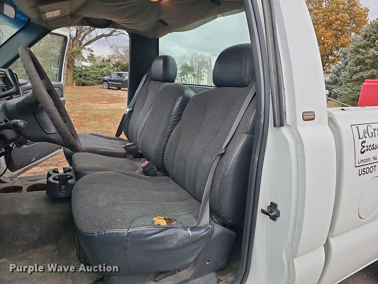 image for item IO9763 2001 Chevrolet Silverado 2500HD pickup truck