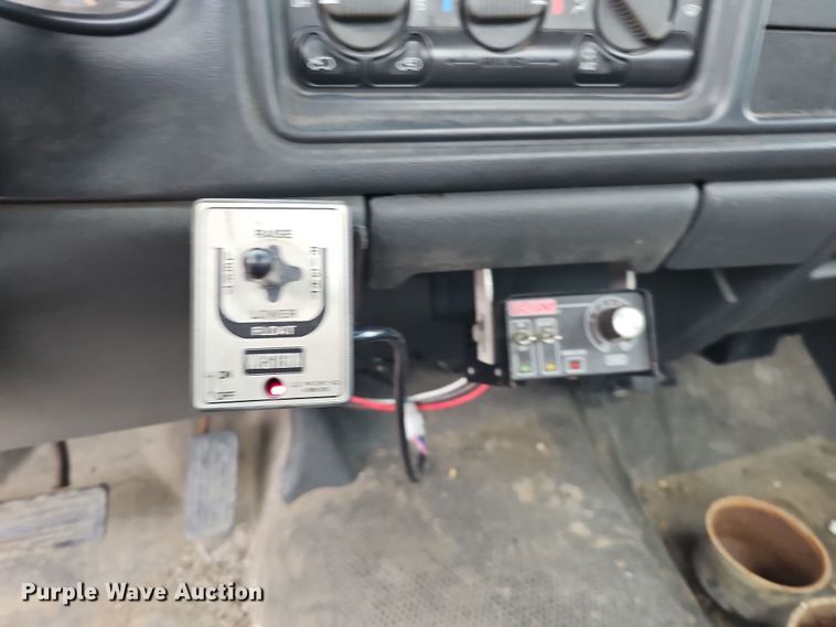 image for item IO9763 2001 Chevrolet Silverado 2500HD pickup truck