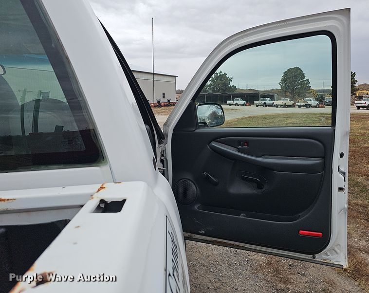 image for item IO9763 2001 Chevrolet Silverado 2500HD pickup truck