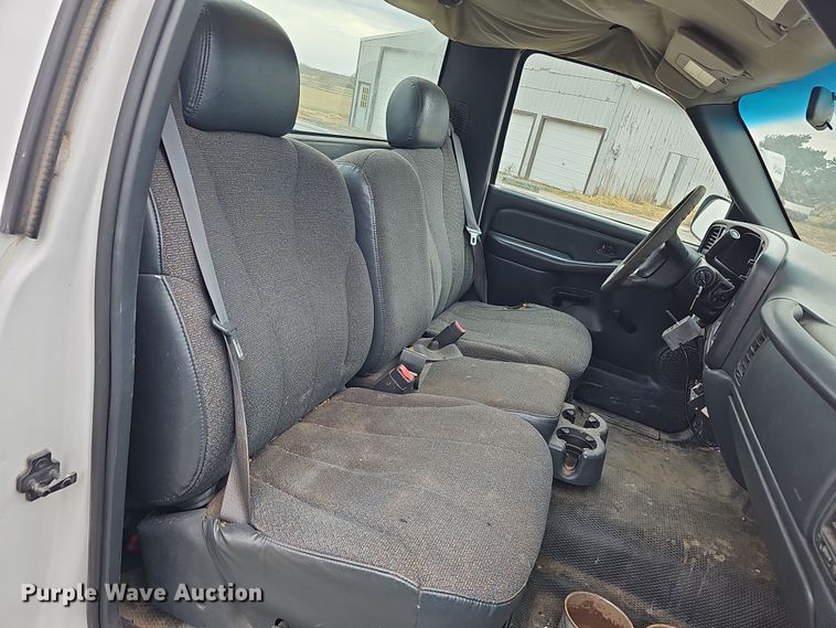 image for item IO9763 2001 Chevrolet Silverado 2500HD pickup truck