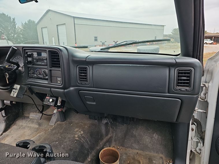 image for item IO9763 2001 Chevrolet Silverado 2500HD pickup truck