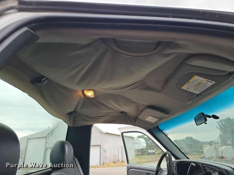 image for item IO9763 2001 Chevrolet Silverado 2500HD pickup truck