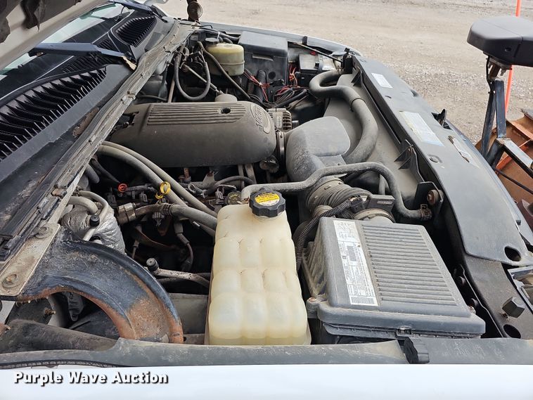 image for item IO9763 2001 Chevrolet Silverado 2500HD pickup truck