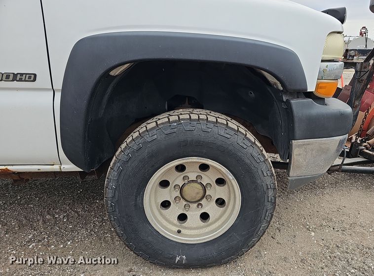 image for item IO9763 2001 Chevrolet Silverado 2500HD pickup truck