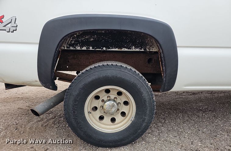 image for item IO9763 2001 Chevrolet Silverado 2500HD pickup truck