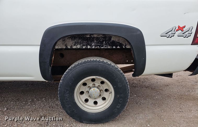 image for item IO9763 2001 Chevrolet Silverado 2500HD pickup truck