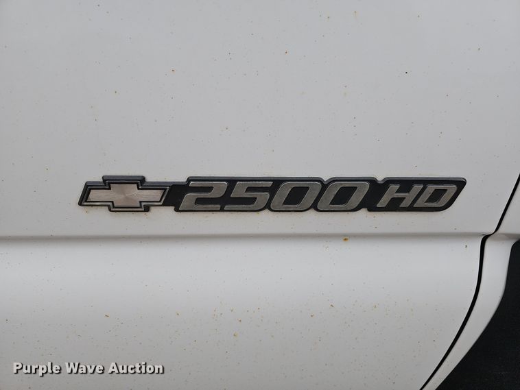 image for item IO9763 2001 Chevrolet Silverado 2500HD pickup truck