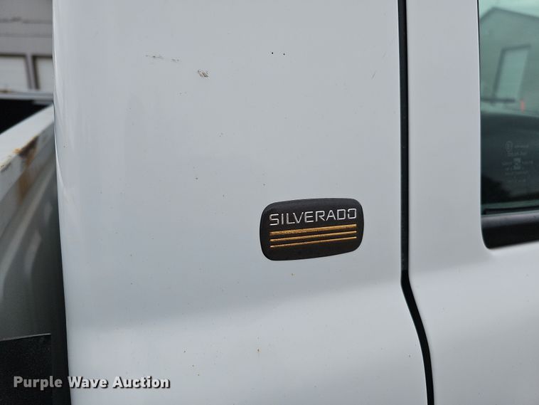 image for item IO9763 2001 Chevrolet Silverado 2500HD pickup truck