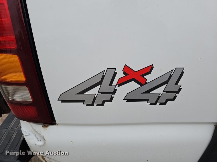 image for item IO9763 2001 Chevrolet Silverado 2500HD pickup truck