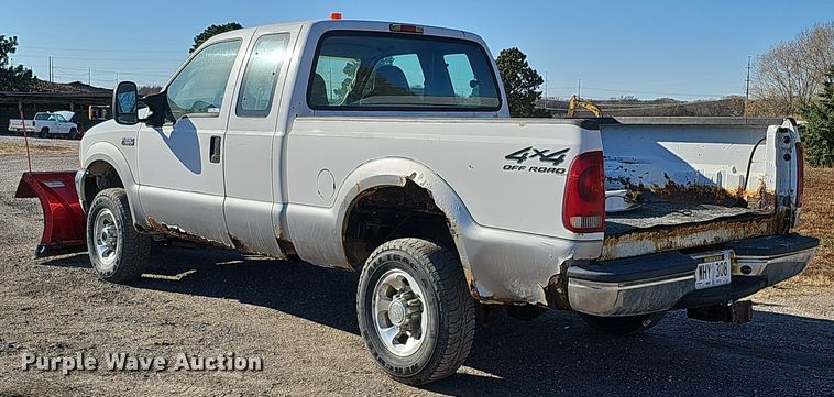 image for item IO9764 2002 Ford F250 Super Duty XL SuperCab pickup truck