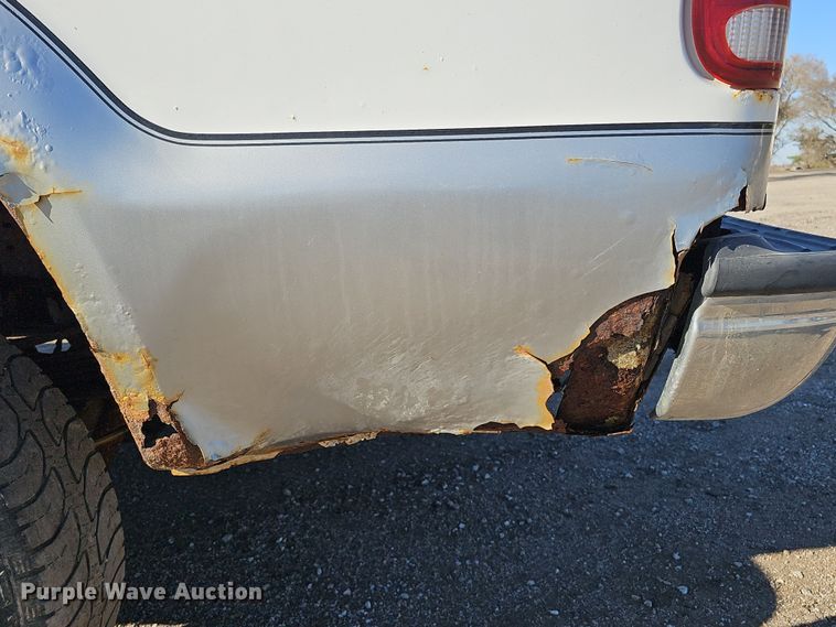 image for item IO9764 2002 Ford F250 Super Duty XL SuperCab pickup truck