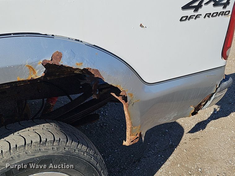 image for item IO9764 2002 Ford F250 Super Duty XL SuperCab pickup truck