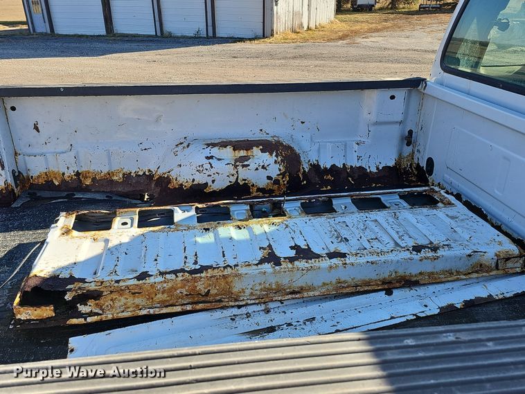 image for item IO9764 2002 Ford F250 Super Duty XL SuperCab pickup truck