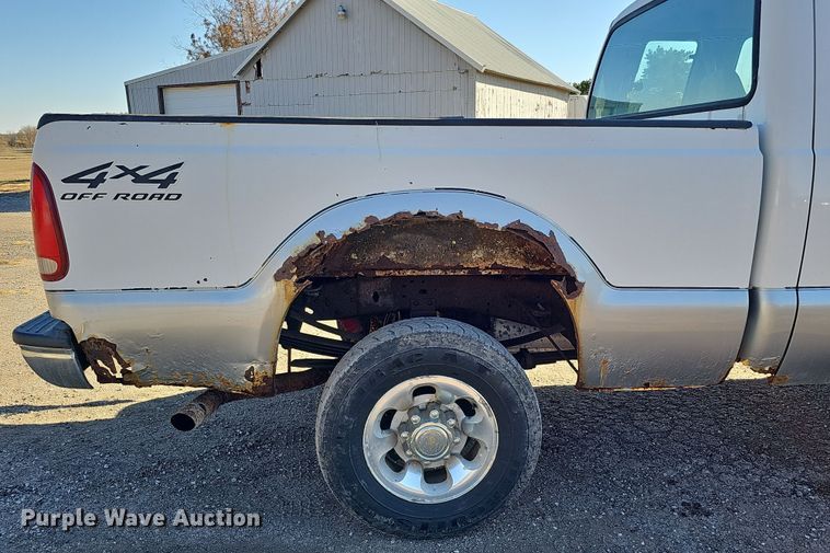 image for item IO9764 2002 Ford F250 Super Duty XL SuperCab pickup truck