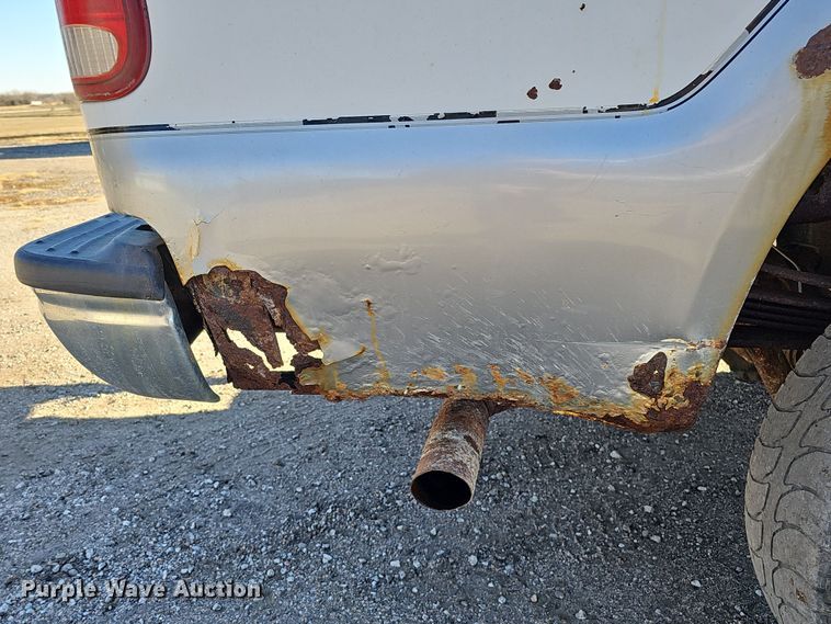 image for item IO9764 2002 Ford F250 Super Duty XL SuperCab pickup truck